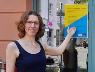 Jobmanager Weimar, eine Person an der Eingangstür, zeigt an einen Aushang