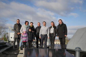 Johannes Landenberger Förderzentrum Johannes Falk in Weimar - Menschen stehen auf dem Dach der Schule, um die Photovoltaikanlage einzuweihen