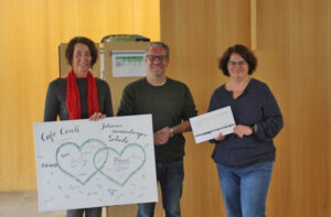 Johannes Landenberger Förderzentrum Johannes Falk in Weimar - drei Personen mit Spendenscheck