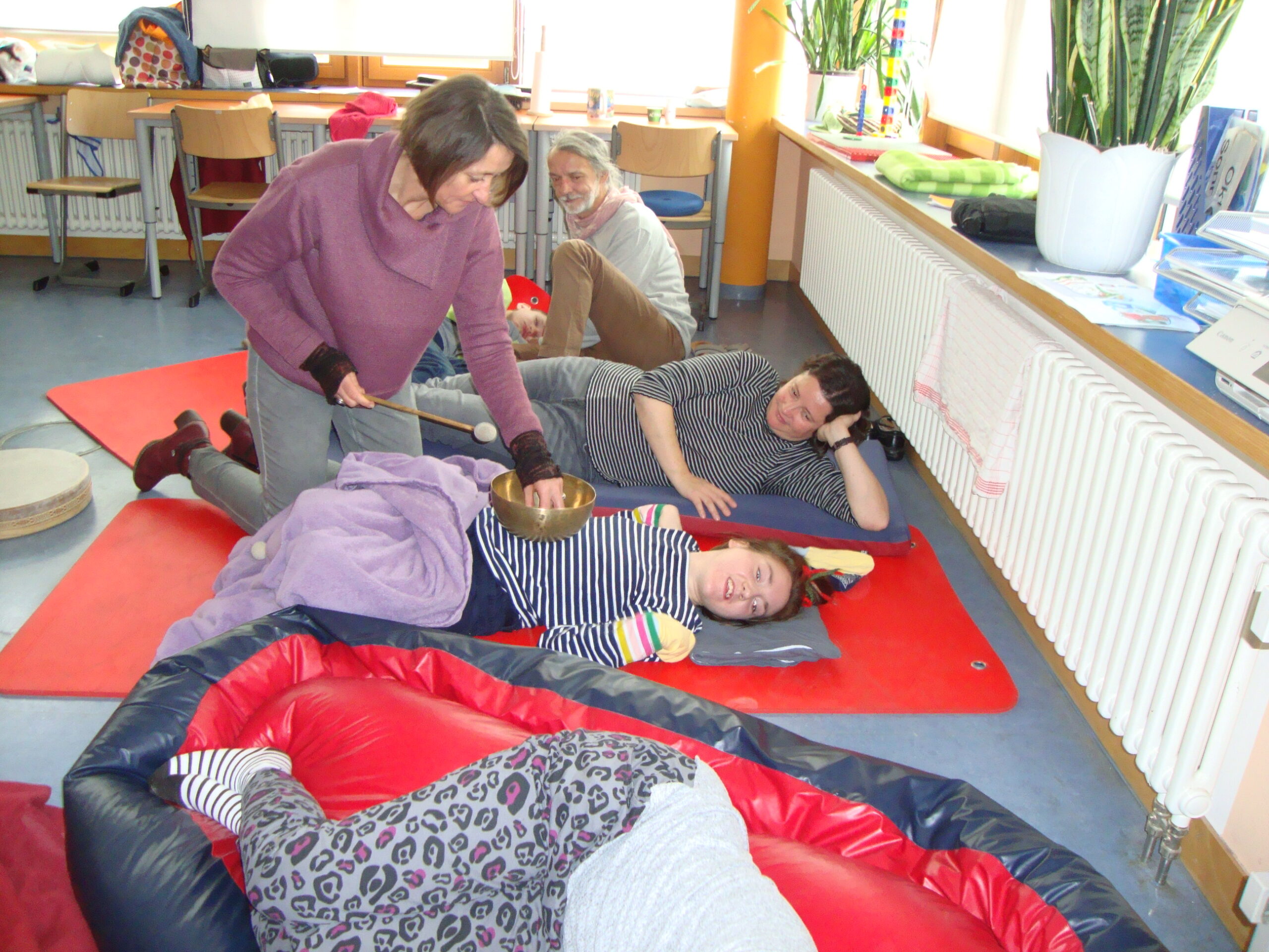 Johannes Landenberger Förderzentrum Johannes Falk in Weimar - Klangtherapie mit Schulleiterin Andrea König