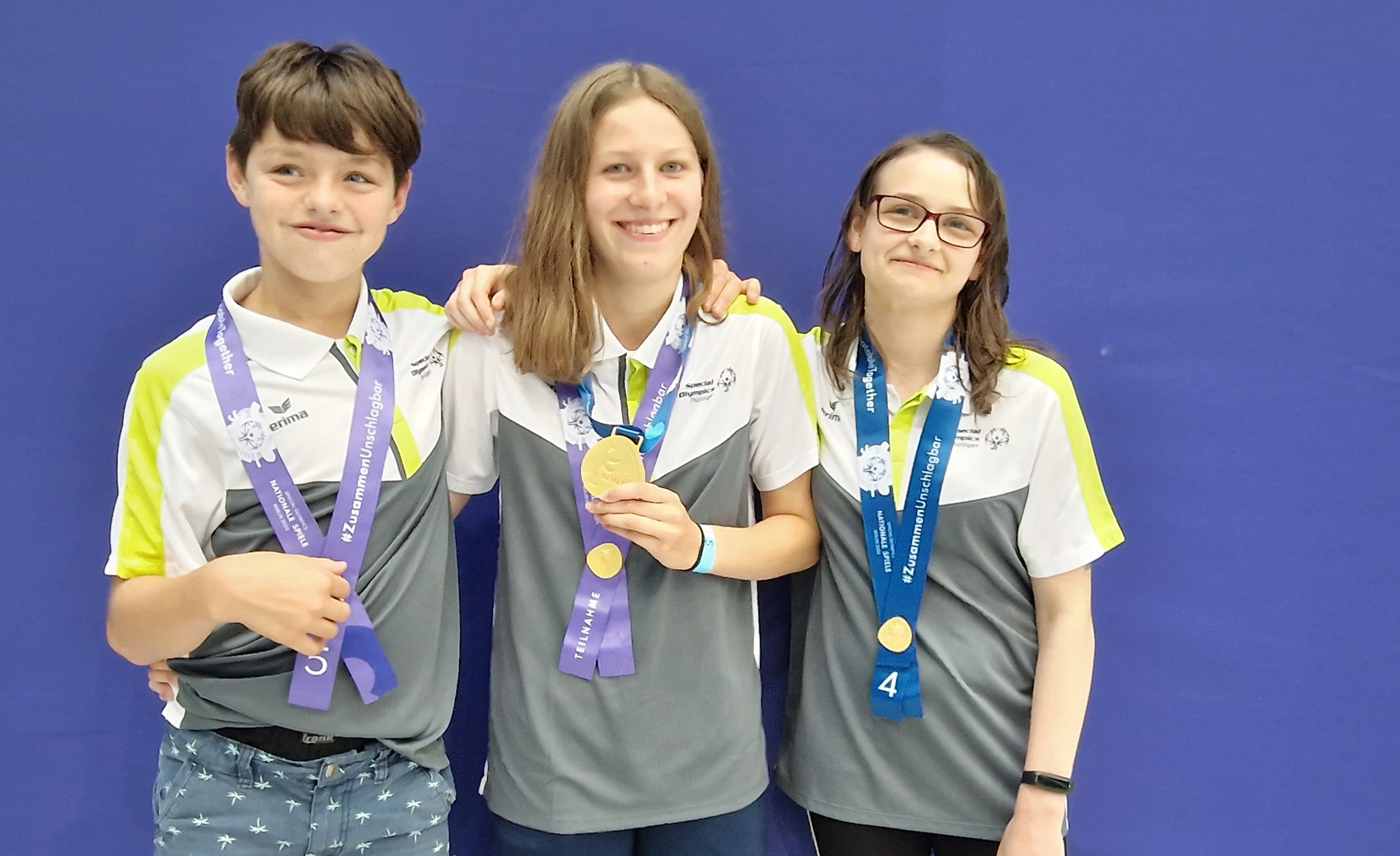 Johannes Landenberger Förderzentrum Johannes Falk in Weimar - drei Schüler zeigen stolz ihre beim Schwimmen gewonnenen Medaillen