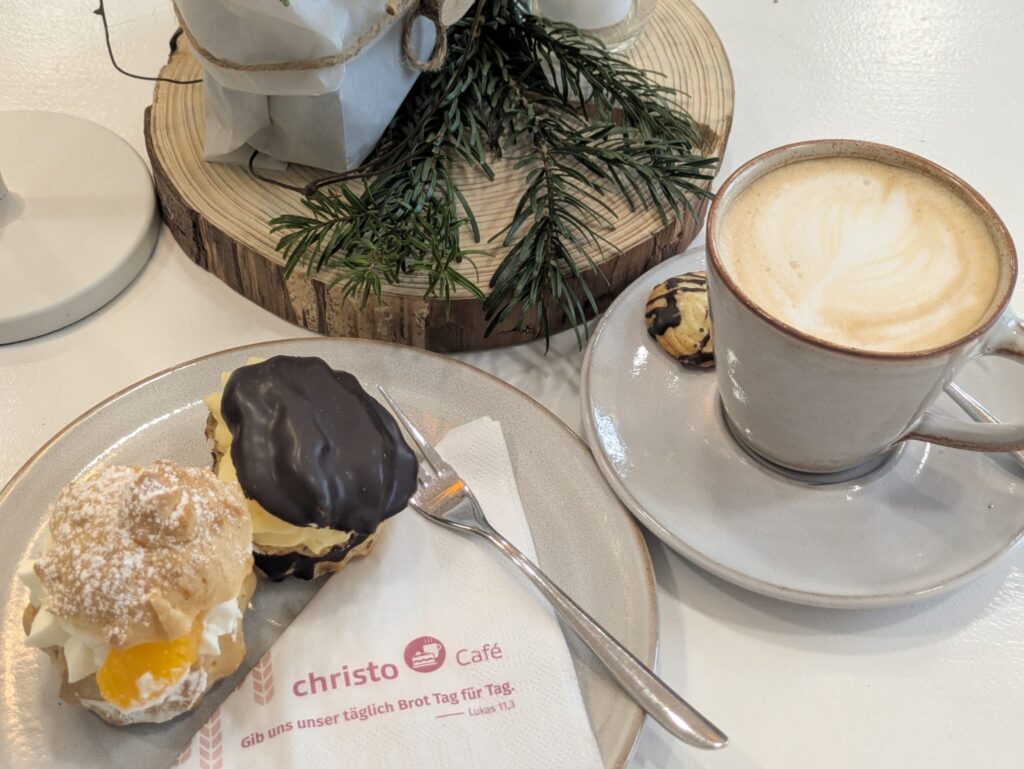 Christo- Café Bad Lobenstein - Gedeck mit Kaffee und Gebäck