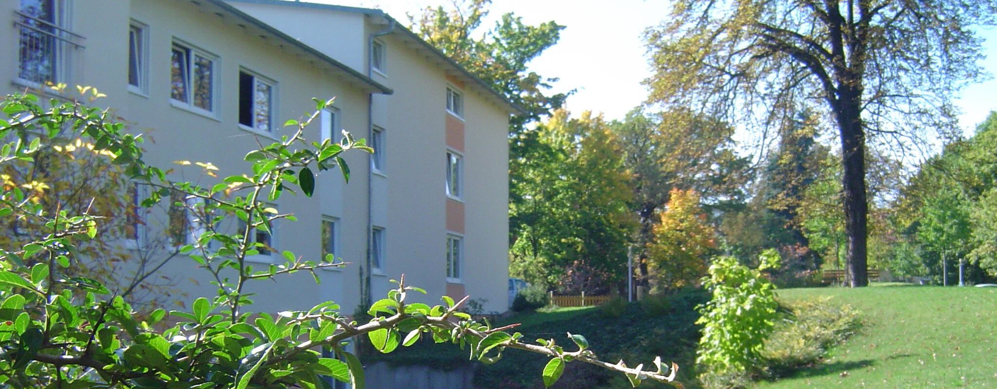 Suchttherapeutisches Zentrum Martinshaus Saalfeld, Gebäuderückseite Blick in den Garten