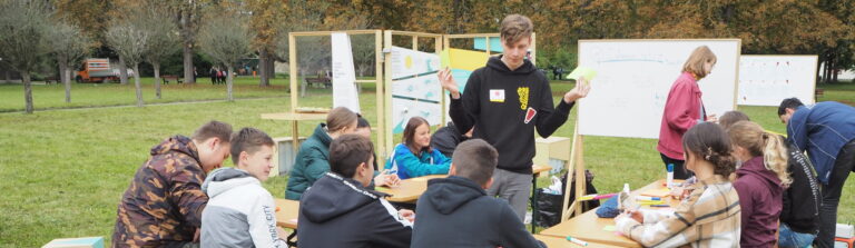 Partnerschaft für Denokratie_Zukunftsladen, Saalfeld, junge Menschen sind im Freien an Tischen beschäftigt