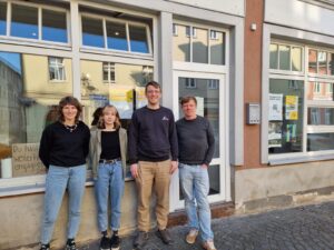 Partnerschaft für Denokratie_Zukunftsladen, Saalfeld, das Team, viel Leute steht vor dem Zukunftsladen