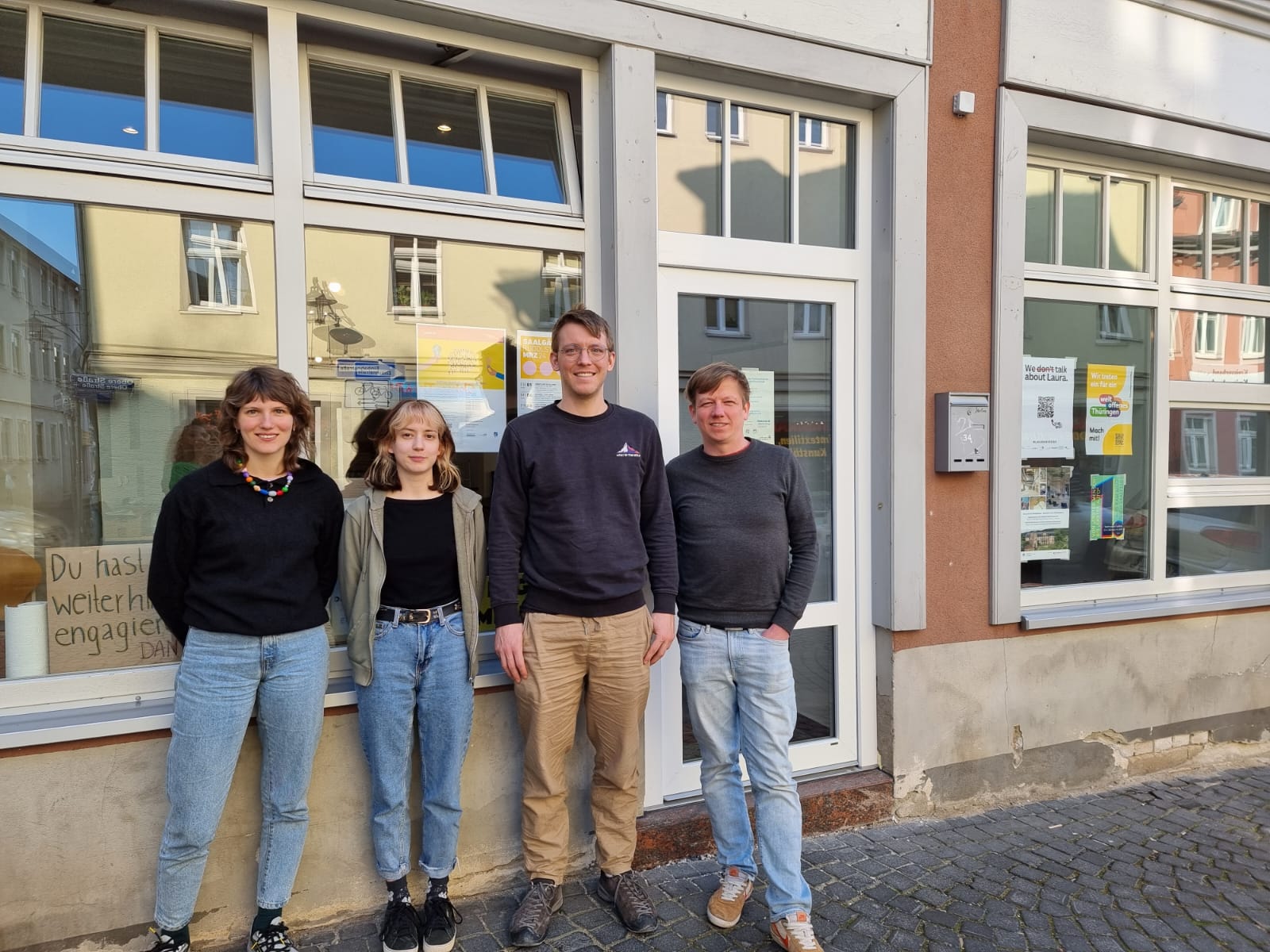 Partnerschaft für Denokratie_Zukunftsladen, Saalfeld, das Team, viel Leute steht vor dem Zukunftsladen