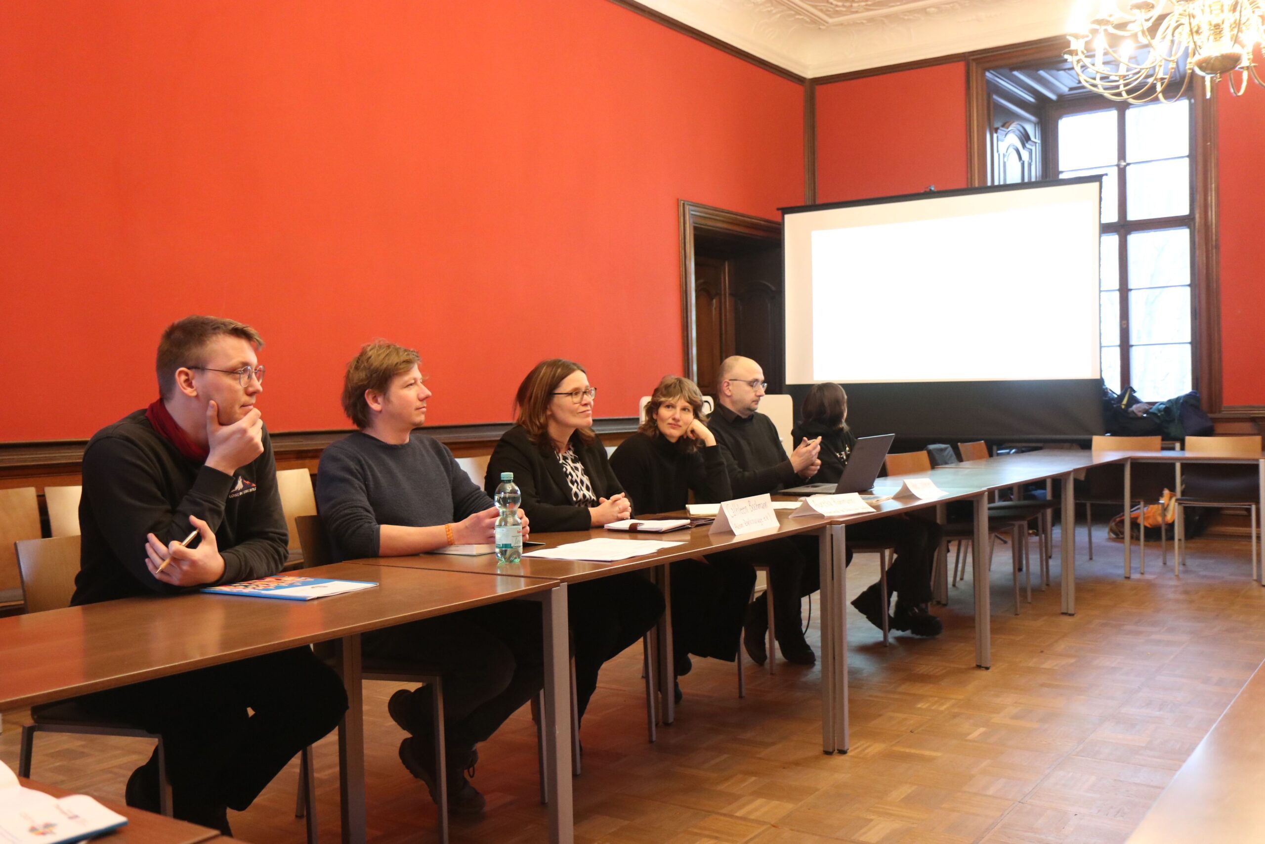 Partnerschaft für Denokratie_Zukunftsladen, Saalfeld, Menschen diskutieren im Podium