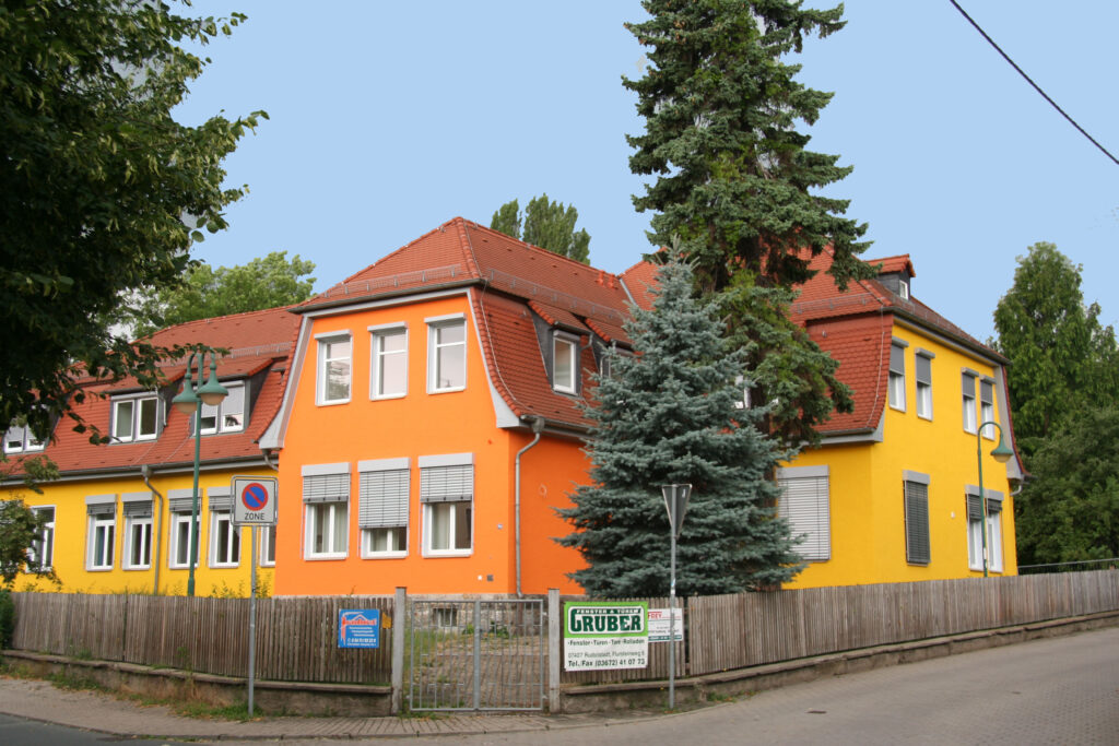 Besondere Wohnform Paul Auerbach Haus Saalfeld, große Villa, gelb-orange Fassade