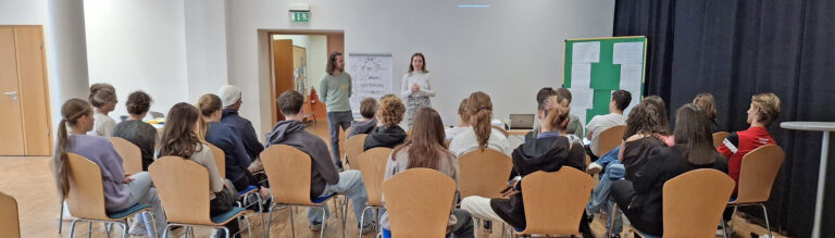 Partnerschaft für Demokratie, Weimar, junge Menschen hören einem Vortrag zu