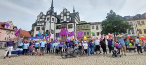 Saalfelder Werkstätten_beim Tag der Diakonie in Saalfeld, viele Menschen in bunten Tshirts und vielen Fahnen
