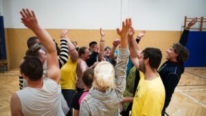 Saalfelder Werkstätten_Volleyballspieler klatschen sich nach einem Spiel ab