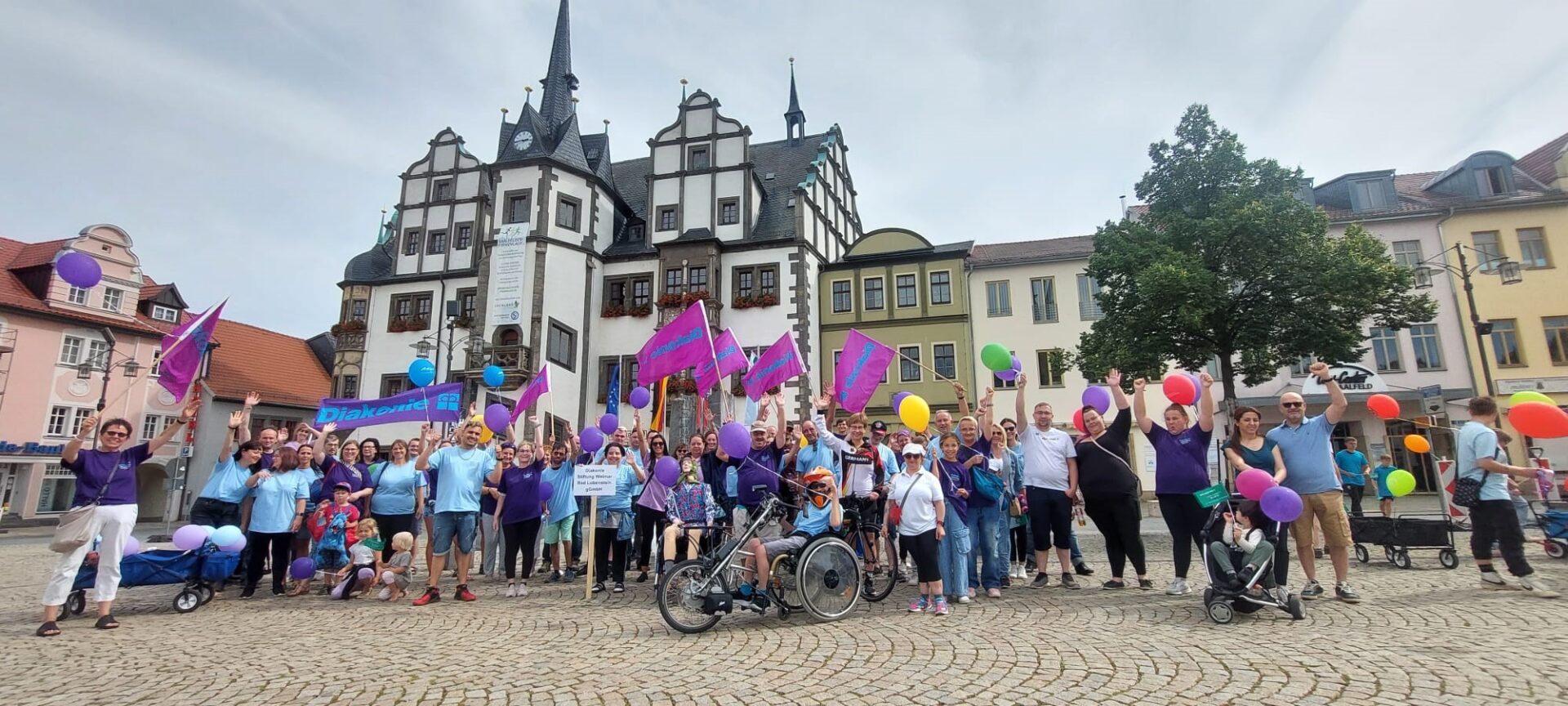 Saalfelder Werkstätten_beim Tag der Diakonie in Saalfeld, viele Menschen in bunten Tshirts und vielen Fahnen