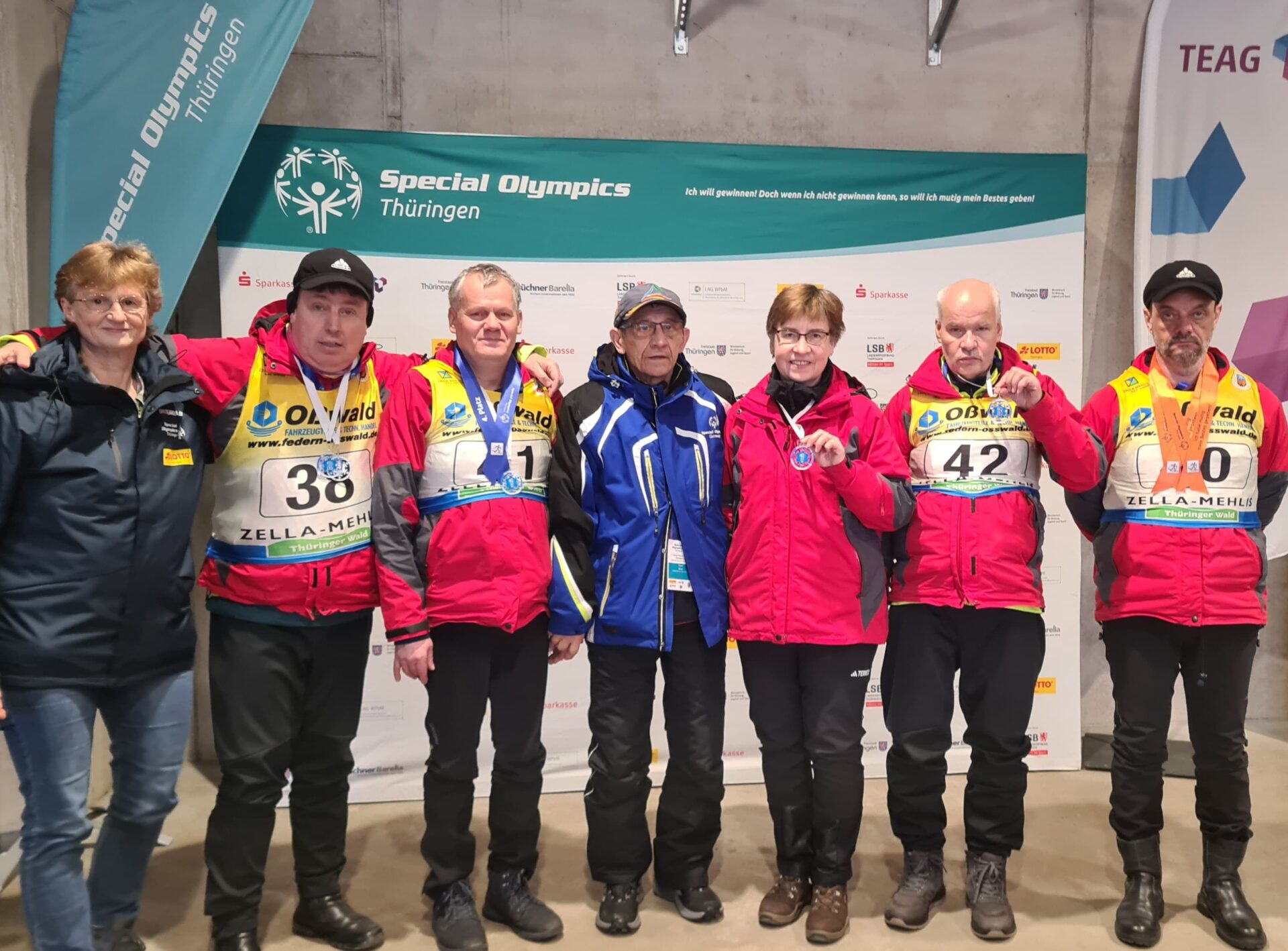 Saalfelder Werkstätten_Sportgruppe, sieben Wintersportler bei der Siegerehrung