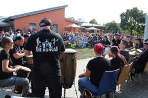 Saalfelder Werkstätten_Auftritt der Trommelgruppe Kongas beim Sommerfest