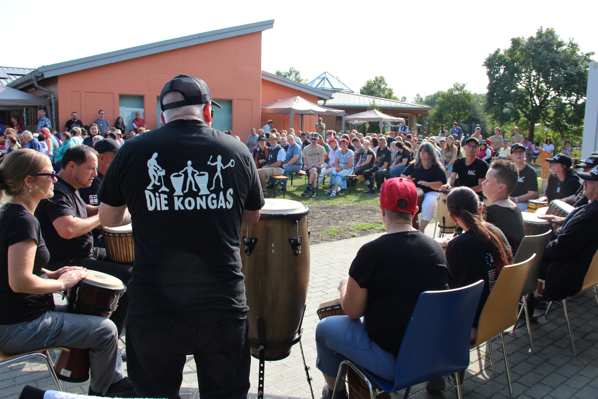 Saalfelder Werkstätten_Auftritt der Trommelgruppe Kongas beim Sommerfest