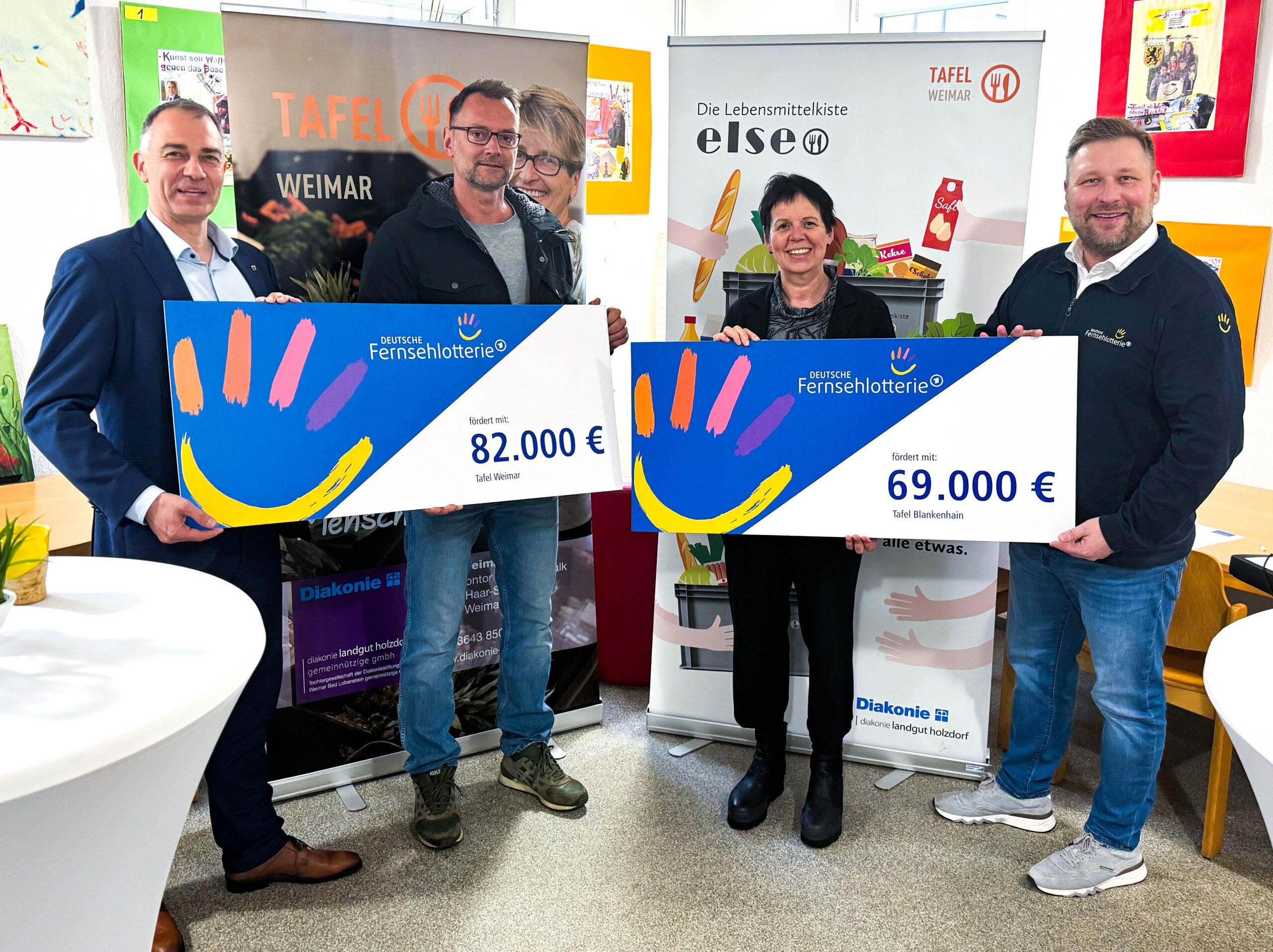 Sozialkontor Johannes Falk, Tafel Weimar, vier Personen mit Spendenschecks