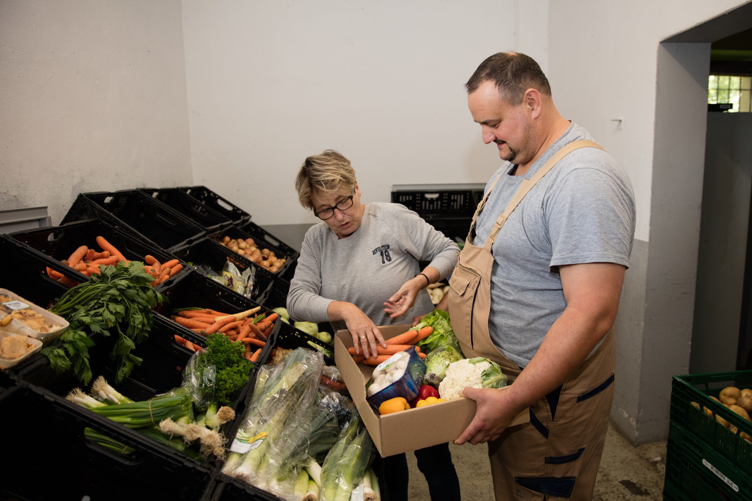 Sozialkontor Johannes Falk, Tafel Weimar, Gemüse sortieren in der Lebensmittelausgabe