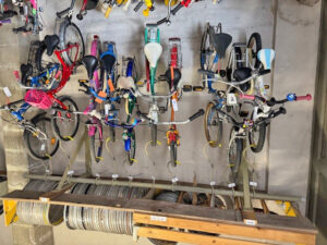 Sozialkontor Johannes Falk, Fahrradwerkstatt mit vielen Fahrrädern, die an der Wand hängen