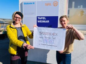 Sozialkontor Johannes Falk, Tafel Weimar, zwei Frauen mit Spendenscheck