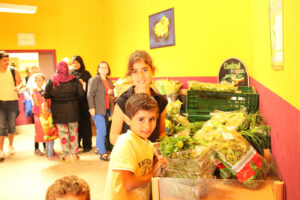 Sozialkontor Johannes Falk, Tafel Weimar, zwei Kinder in der Lebensmittelausgabe