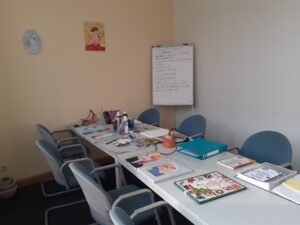 TIZIAN AnIKA Pößneck, Blick in einen Schulungsraum mit Tischen und Stühlen