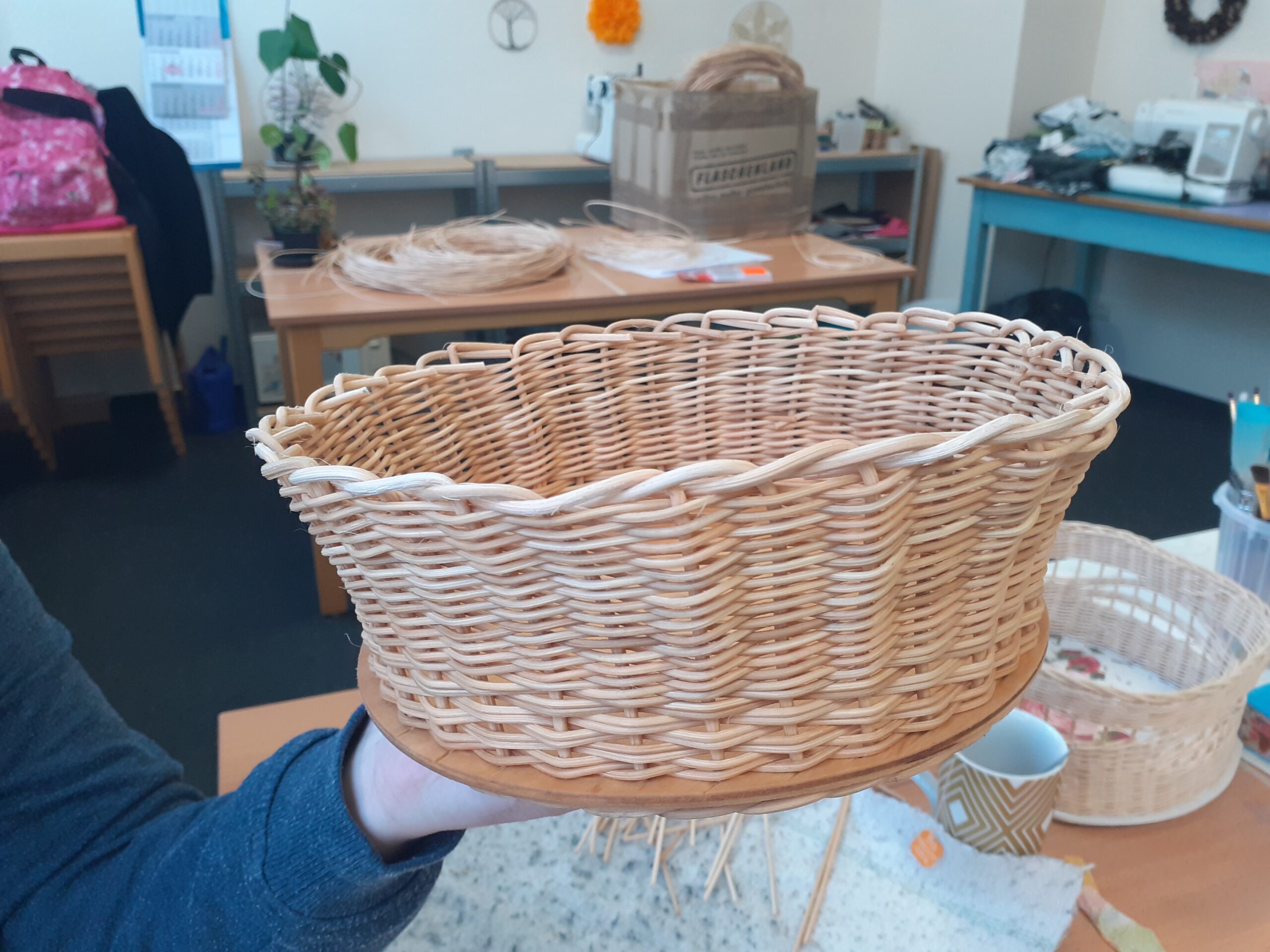 Geflochtener Korb wird in einer Hand gehalten