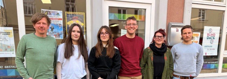 Zukunftsladen Saalfeld, Teambild, fünf junge Menschen stehen an einem Schaufenster