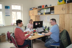 ThINKA Bad Lobenstein und Pößneck, Beratungssituation mit drei Personen