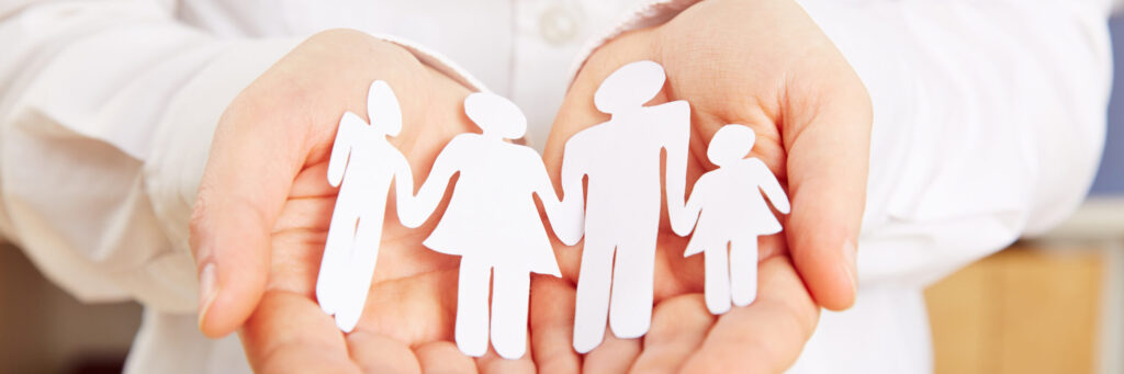 ThINKA Bad Lobenstein und Pößneck, Familie aus Papier liegt sicher in den Händen einer Frau