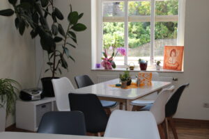 ThINKA Bad Lobenstein und Pößneck, Blick zum Tisch mit Stühlen