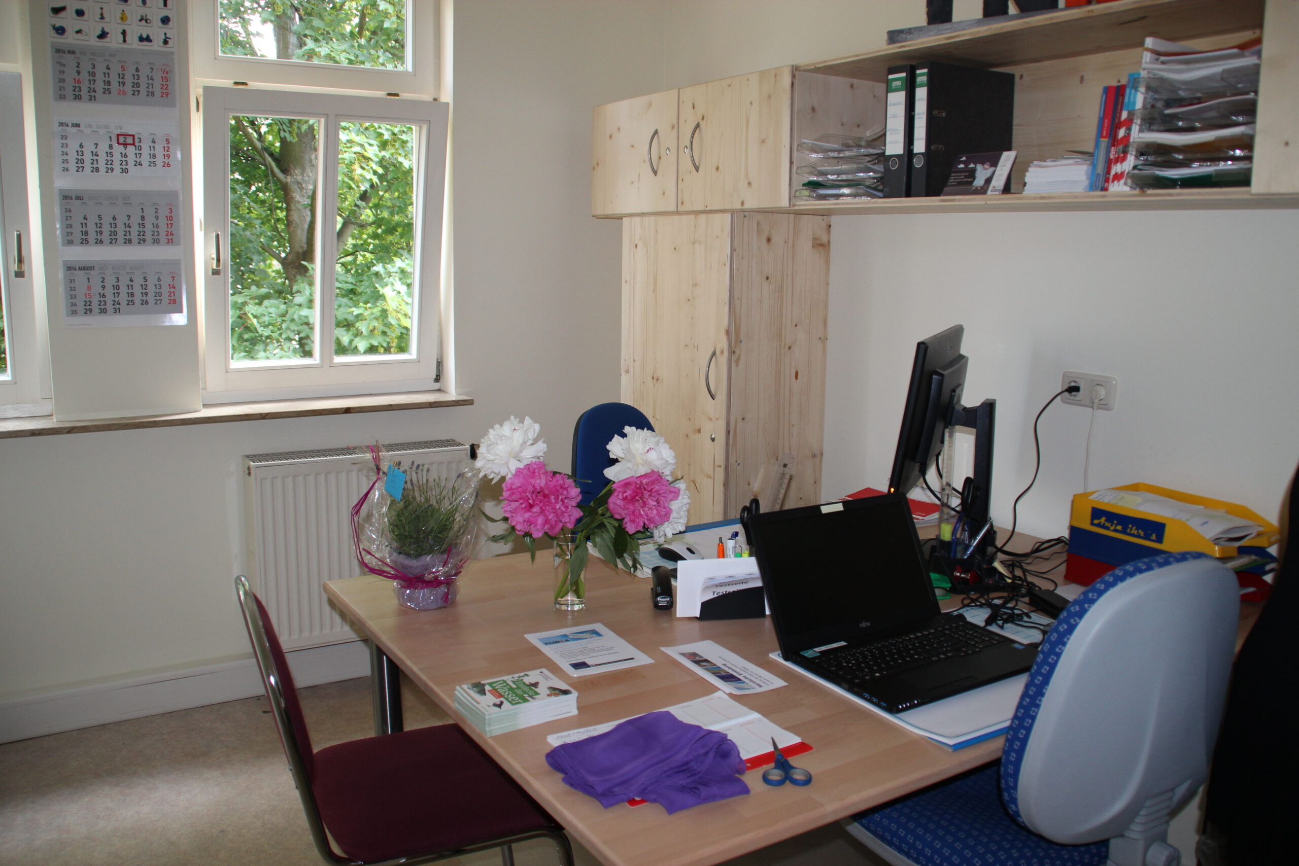 ThINKA Bad Lobenstein und Pößneck, Blick ins Büro zum Schreibtisch