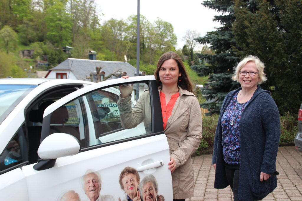 mobiles Seniorenbüro Gefell_zwei Frauen stehen an einem Auto