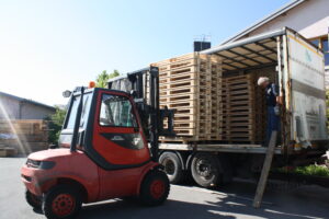 Holzwerkstatt-Werkstätten Christopherushof Altengesees_Holzpaletten werden mit Gabelstabler auf einen LKW verladen