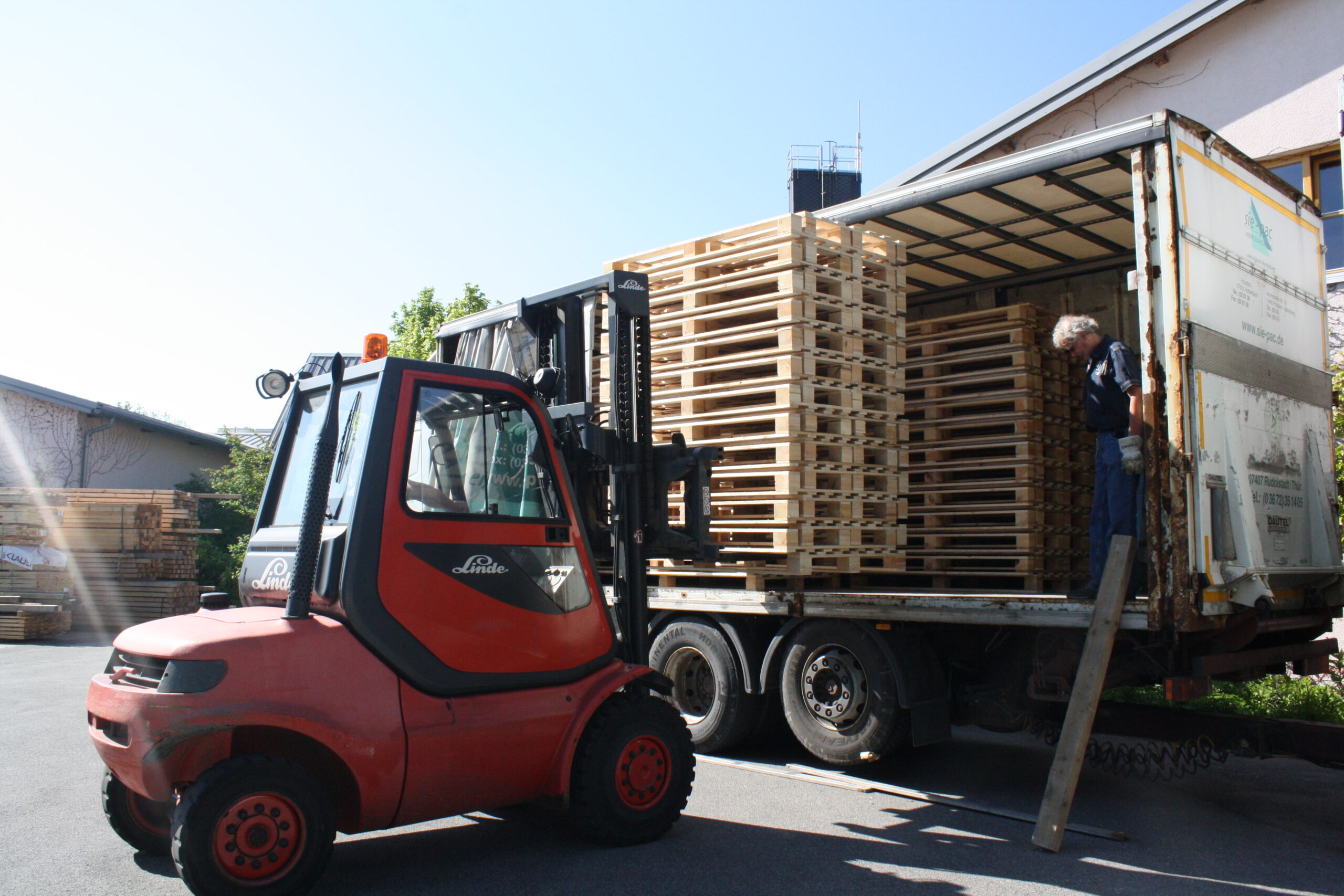 Holzwerkstatt-Werkstätten Christopherushof Altengesees_Holzpaletten werden mit Gabelstabler auf einen LKW verladen