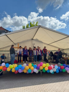 Werkstattchor auf der Bühne des Jahresfestes im Mutterhausgarten in Eisenach