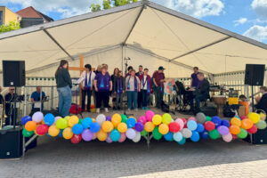 Werkstattchor auf der Bühne des Jahresfestes im Mutterhausgarten in Eisenach