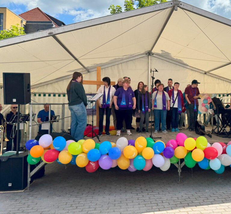 Werkstattchor auf der Bühne des Jahresfestes im Mutterhausgarten in Eisenach