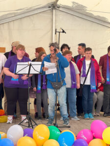 Werkstattchor auf der Bühne des Jahresfestes im Mutterhausgarten in Eisenach