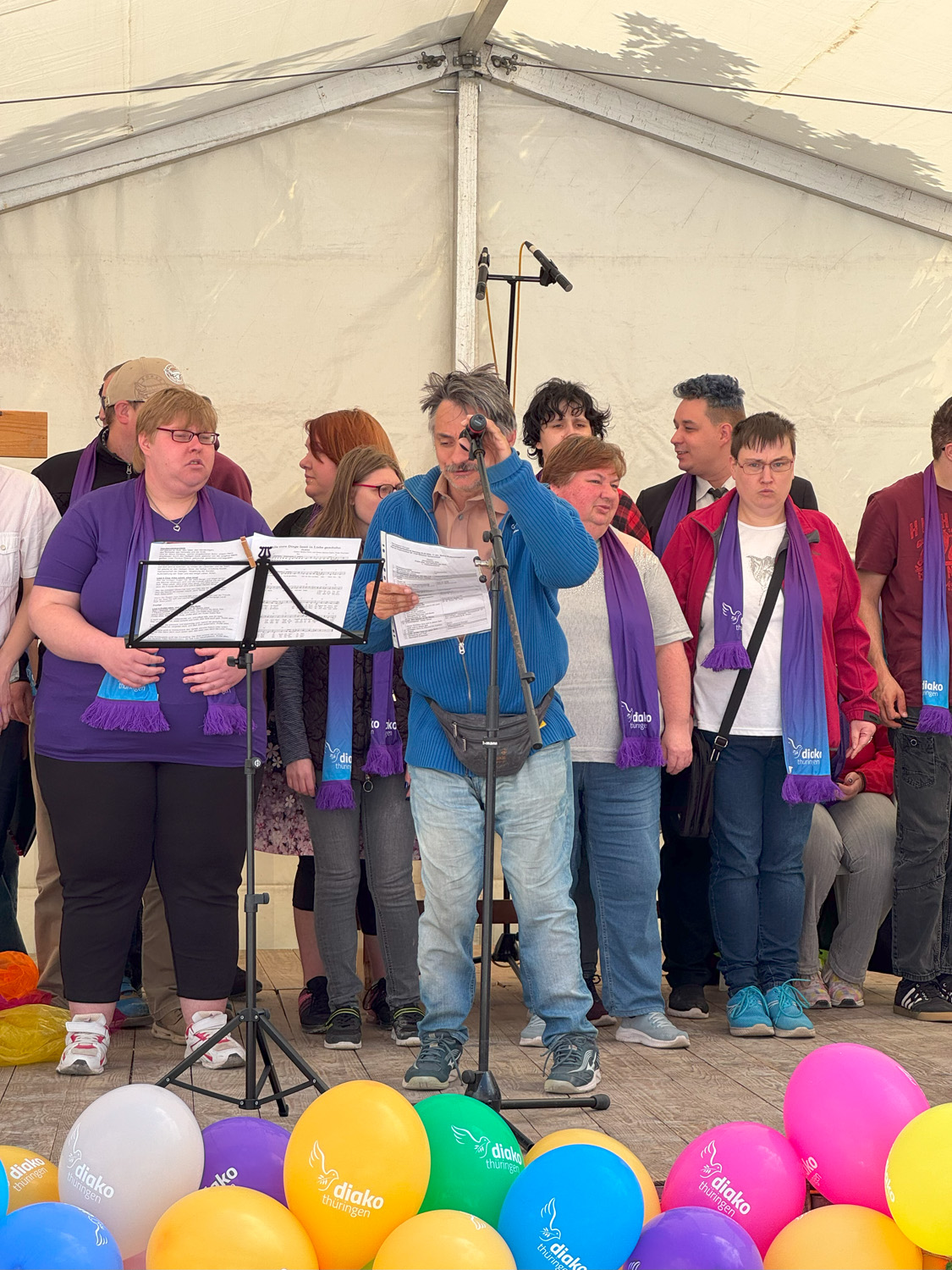 Werkstattchor auf der Bühne des Jahresfestes im Mutterhausgarten in Eisenach