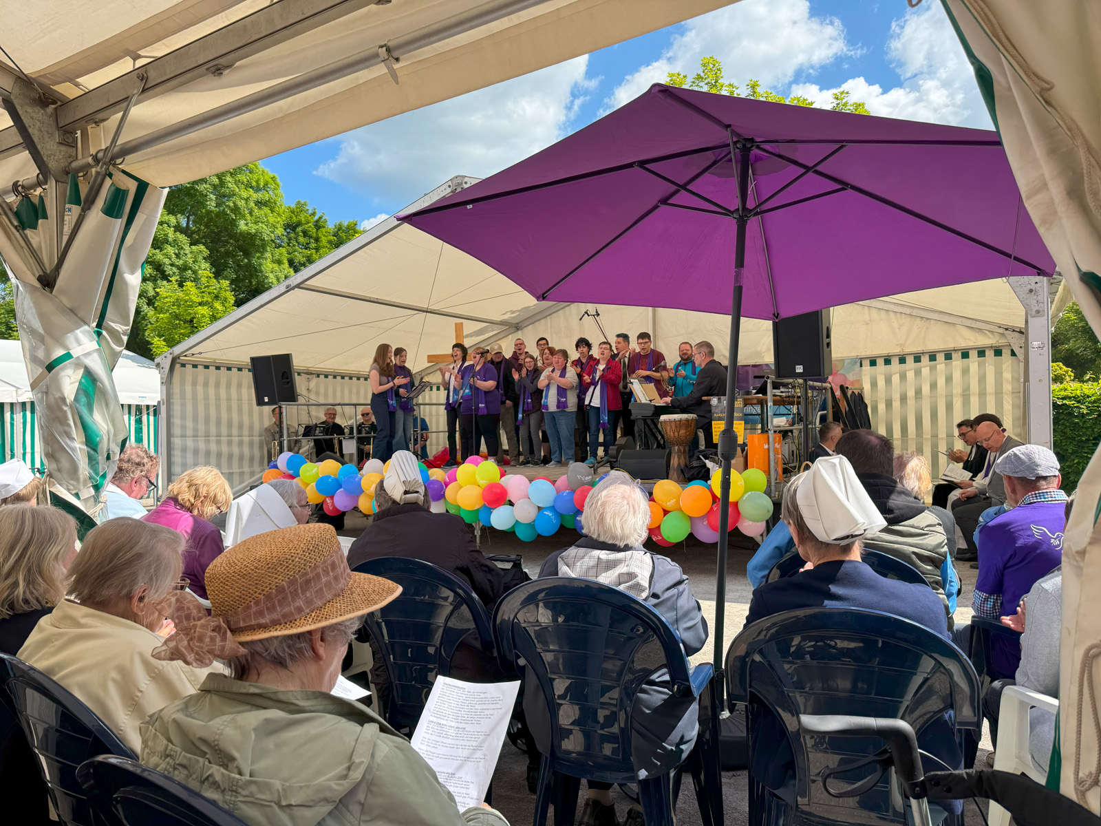 Werkstattchor auf der Bühne des Jahresfestes im Mutterhausgarten in Eisenach