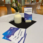 Gründungsfeier Diakoniestiftung Thüringen_012026 - Festakt in der Weimarhalle -Dekomaterial, Flyer und Aufsteller heißen die Gäste willkommen