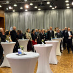 Gründungsfeier Diakoniestiftung Thüringen_012026 - Empfang in der Weimarhalle, Blick auf den Saal, Menschen an Stehtischen