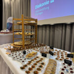 Gründungsfeier Diakoniestiftung Thüringen_012026 - Empfang in der Weimarhalle, verschiedene Snacks sind auf einem Tisch ausgestellt