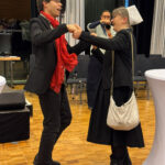 Gründungsfeier Diakoniestiftung Thüringen_012026 - die Oberin Sr. Annegret Bachmann tanzt mit einem Menschen aus dem Werkstattchor Eisenach