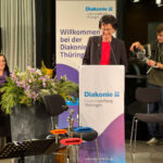 Gründungsfeier Diakoniestiftung Thüringen_012026 - Empfang in der Weimarhalle, Geschäftsführung Elke Slowik bei der Vorstellung der neuen Webseite