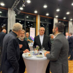 Gründungsfeier Diakoniestiftung Thüringen_012026 - Empfang in der Weimarhalle, mehre Menschen führen ein Gespräch am Stehtisch
