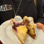 Gründungsfeier Diakoniestiftung Thüringen_012026 - Empfang in der Weimarhalle, zwei Stück Kuchen, dekoriert mit dem Logo der Diakoniestiftung Thüringen.