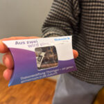 Gründungsfeier Diakoniestiftung Thüringen_012026 - Empfang in der Weimarhalle, eine Packung Tee anlässlich des Festaktes.