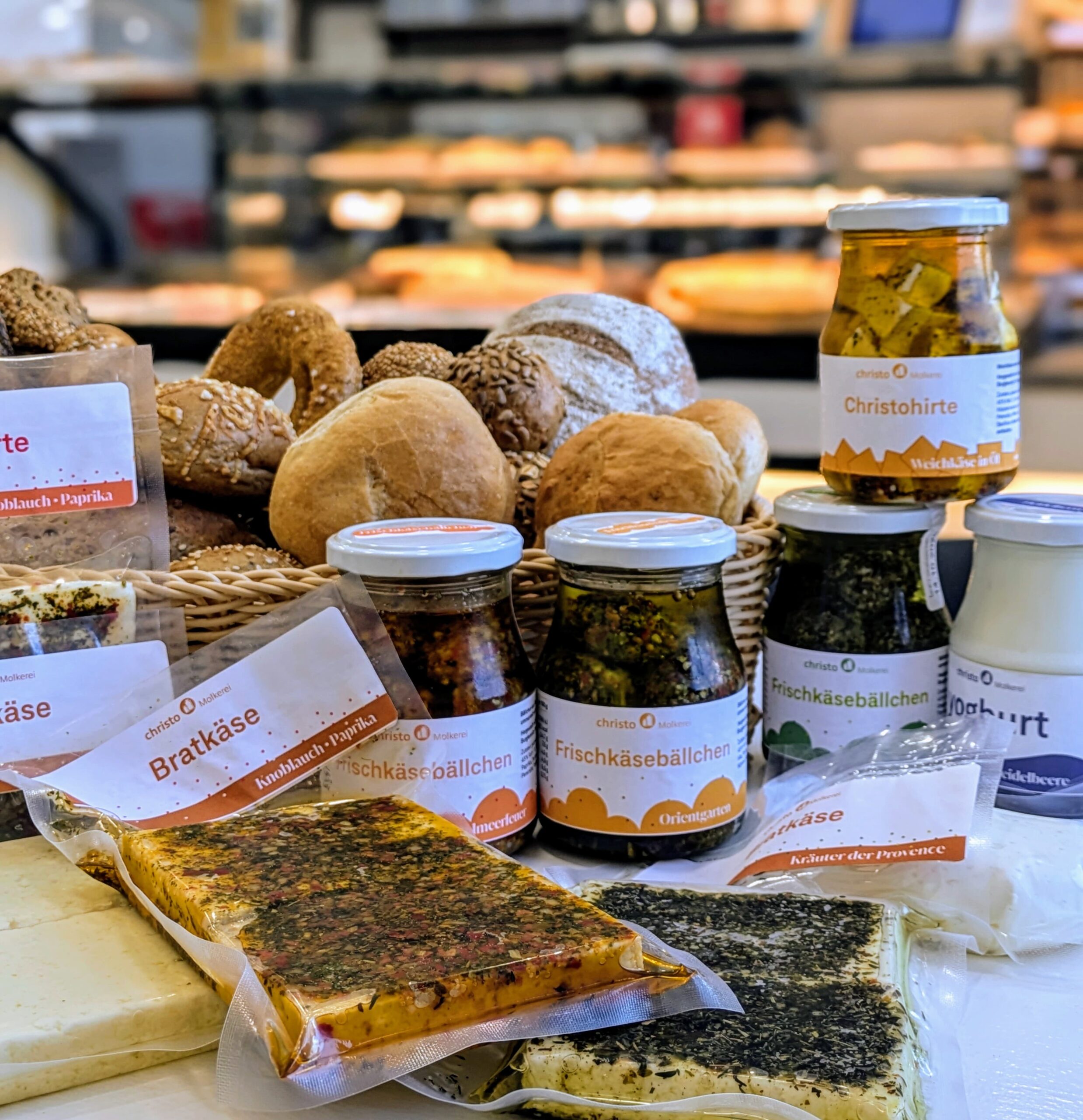 Molkereiprodukte, Joghurt in Gläsern und Weichkäse