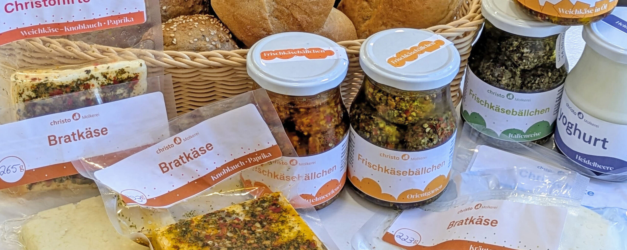 Molkereiprodukte, Joghurt in Gläsern und Weichkäse